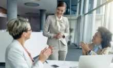 donna sicura di sé che parla con altre due donne