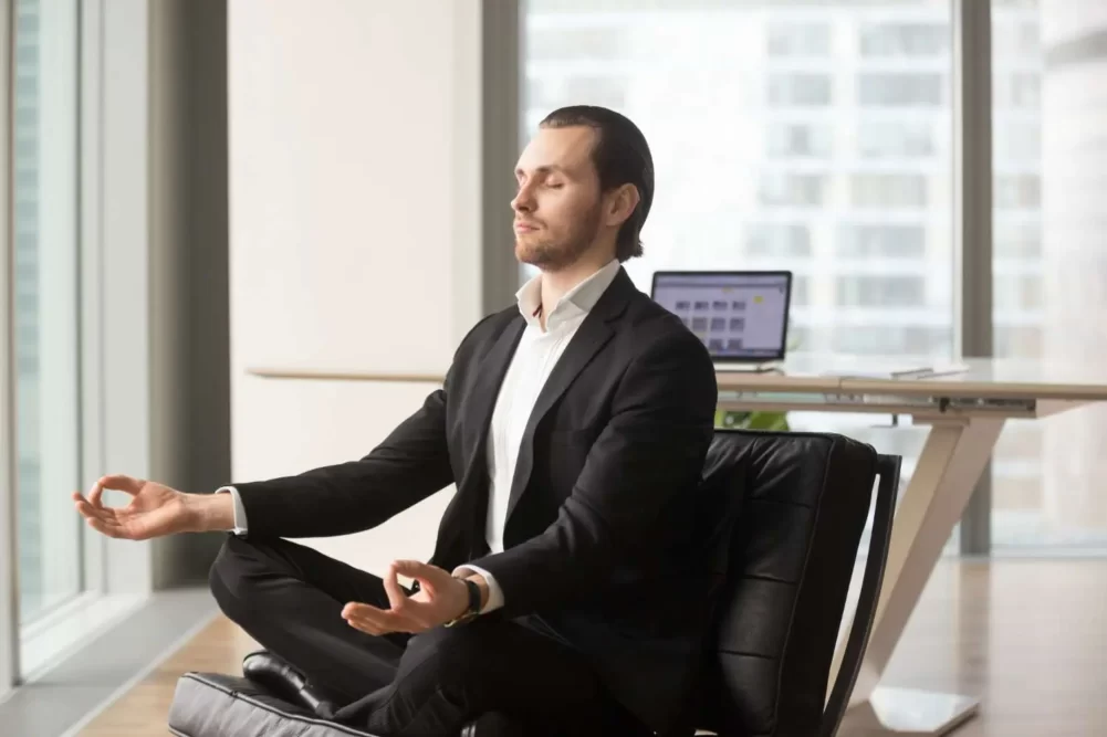 un hombre meditando en la oficina