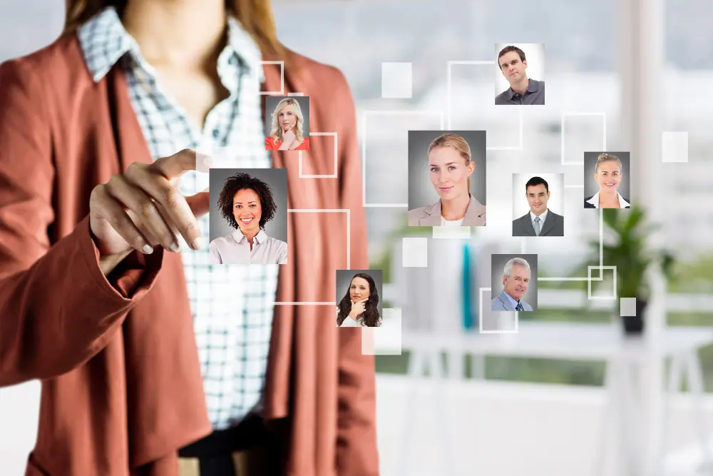 herramientas de reclutamiento: una pantalla virtual con varias personas y una mujer al fondo seleccionando al mejor candidato